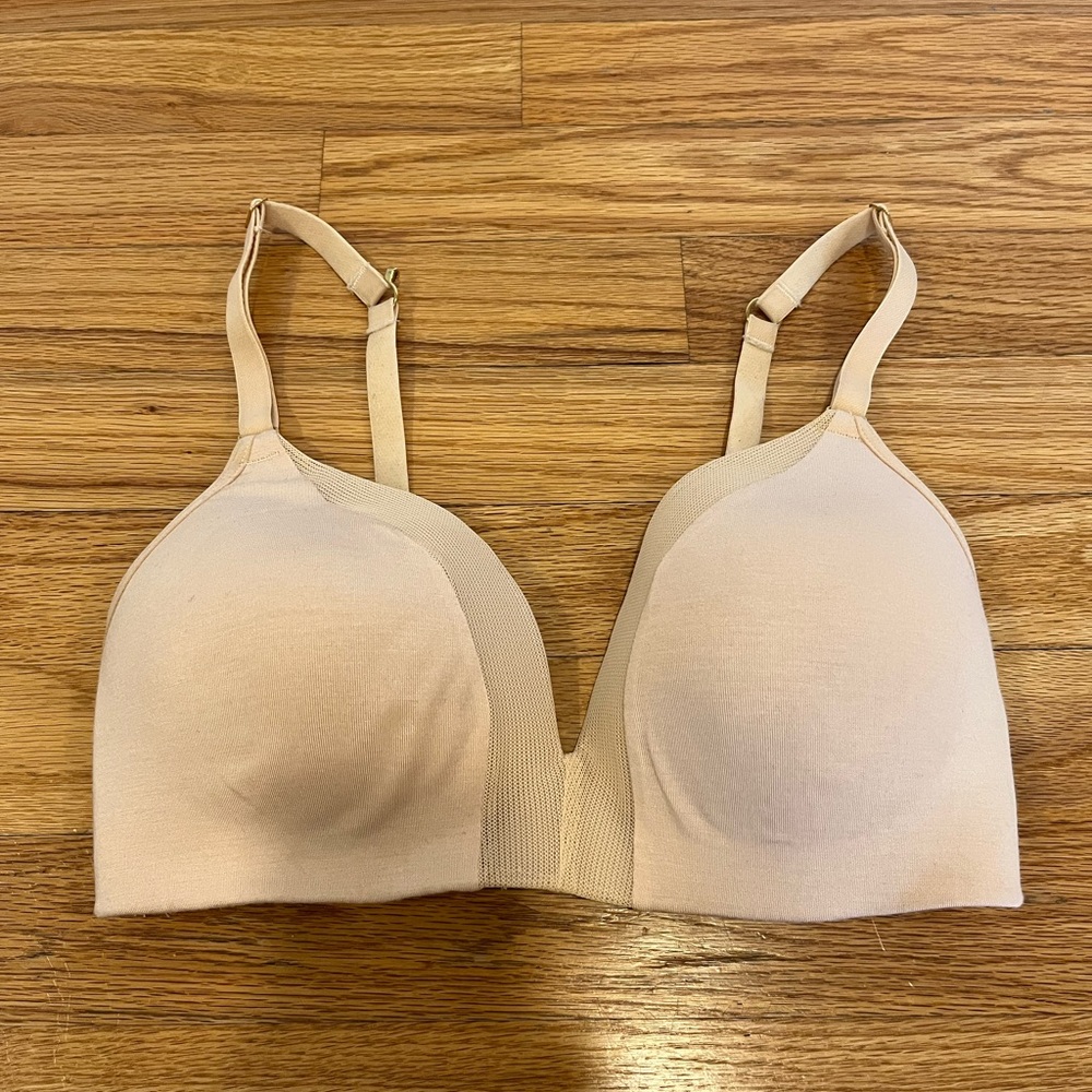 Lively Bra, like new! Size 32D, beautiful gold clasps.